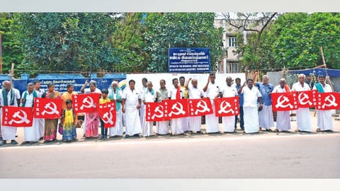 Farmers protest outside Joint Registrar?s office, Thanjavur, on Tuesday