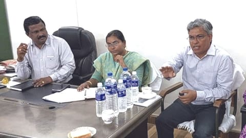 CPCL officials during talks with
fishermen from Nagapattinam