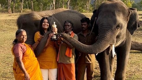 Bomman, Bellie, Bommi & Raghu pose with the Oscar
