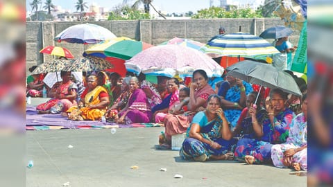 Hundreds of fisherfolk tied black flags on their boats and staged
a protest for the 5th consecutive day on Tuesday