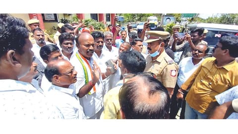 Shut down Paranur toll booth, demand Congress workers