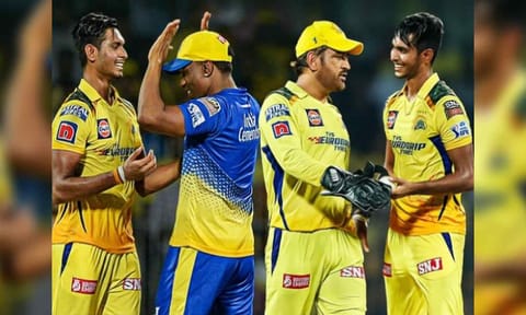 Matheesha Pathirana with Dwayne Bravo and M S Dhoni