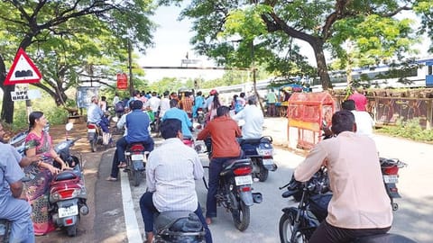 Lack of bridge forces commuters in Vaniyambadi to wait for a long time at the level crossing in New Town
