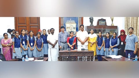 The Mayor encouraged the students to pay special attention to higher education and pursue excellent results.