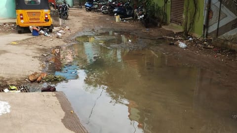 Local residents are forced to walk in the contaminated water, and the stagnated sewage becomes a breeding ground for mosquitoes in the area.