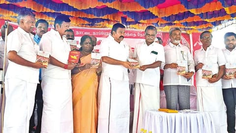 Minister KN Nehru inaugurating the padayatra organised by the CPI in Tiruchy on Friday