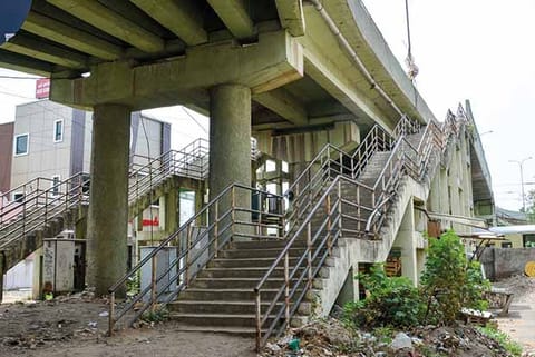 Public feel unsafe to walk on the foot overbridge with no lights on