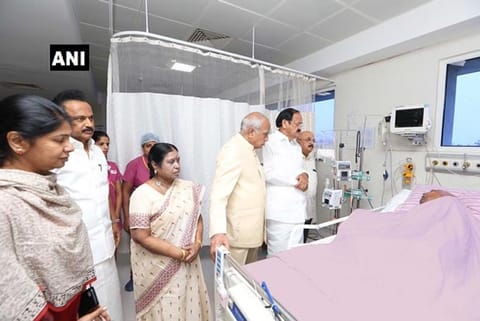 Vice President Venkaiah Naidu meets DMK Chief M Karunanidhi at Kauvery hospital