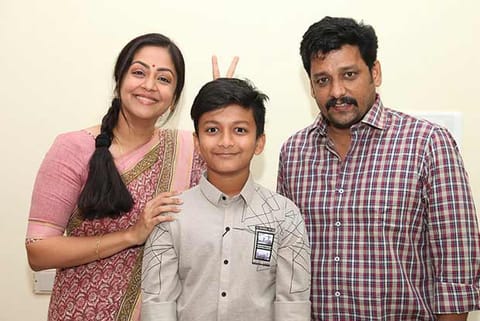 'Kaatrin Mozhi' Review : Jyotika sparkles in this faithful remake