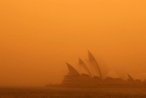 Giant dust storm hits Australia causing health scare