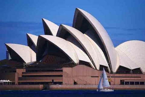 Aussies bridle at horse race ad on Sydney Opera House