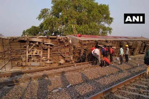 Howrah-New Delhi Poorva Express derails near Kanpur
