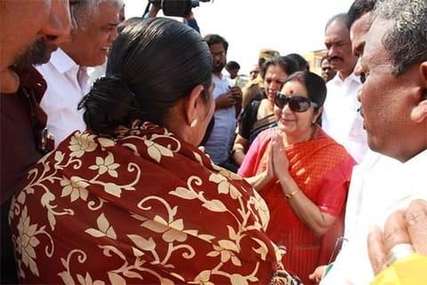 Sushma Swaraj interacting with fishermen of  Pushpavanam village in Nagapattinam in 2011 (File photo)