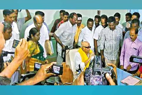 Karunanidhi filing his nomination during 2016 polls (File photo)