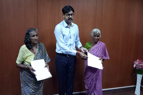 Tirupur Collector K Vijayakarthikeyan with the two elderly women