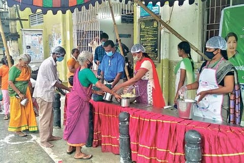 Corporation workers give free food to flood-hit people