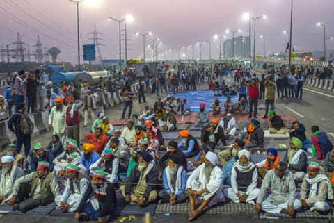 Protesting farmers stay put at Delhi borders amid harsh winter