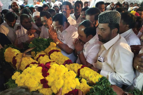 DMK treasurer Duraimurugan pays homage to departed Kathavarayan in Vellore