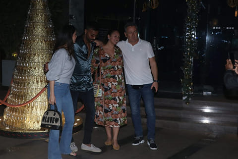 Hardik Pandya dines with Natasa Stankovic's family