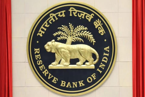 70 years age ceiling for bank CEOs, WTDs fixed