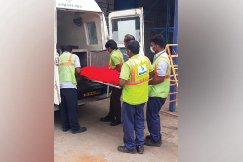 The body of Chennaiyah being shifted to Tiruchy GH