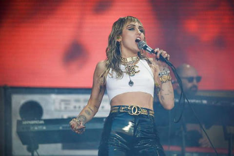 Miley reveals father's struggles with his new iPhone
