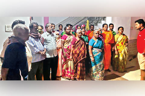 The pilgrims, stationed at Sonauli, cannot travel to Chennai till the curfew is lifted