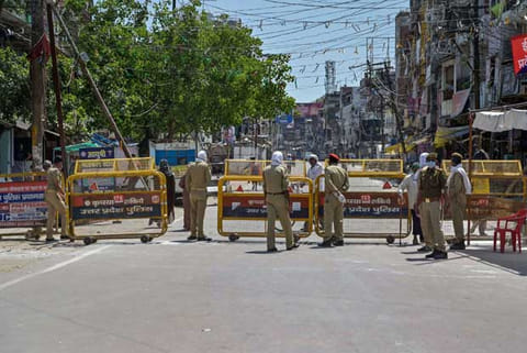 Karnataka bans people entering from Maha, Gujarat and TN