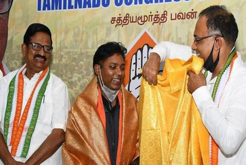 Dinesh Gundu Rao with former IAS officer Sasikanth Senthil who joined the Congress party in Chennai.