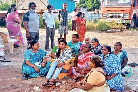 Madhavaram Tahsildar with demonstrators on Wednesday