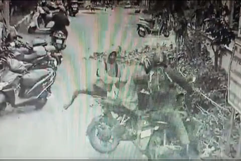 Watch video: In filmy style, Chennai cop catches bike-borne phone snatcher