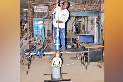 Nagendran of Nagapattinam demonstrates his invention to rescue children from borewells