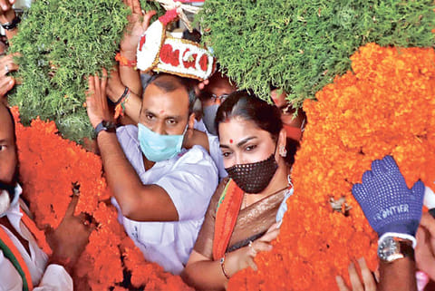 BJP state president and Khushbu being accorded a warm welcome on arrival at Chennai airport