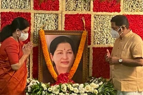 On Jayalalithaa's birth anniversary Sasikala calls for unity of Amma followers