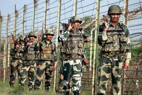 Pakistan closes key border crossing with Afghanistan following reports of Taliban seizing key nearby area