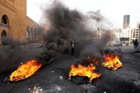 Lebanese army starts clearing roadblocks after week of protests