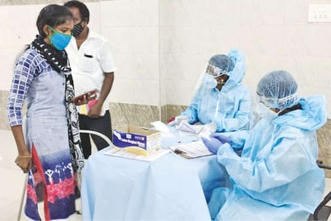 tudents Vishali and Kumudha attend to a COVID admission