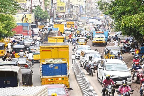 The East Veli street in Madurai clogged ahead of lockdown