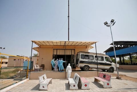 Sri Lanka halts trains, buses to curb virus