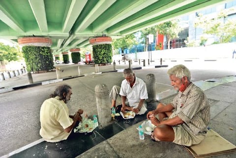 YRC unit of the New College distributed 100 food packets to pavement dwellers