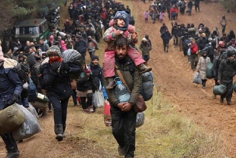 Thousands of migrants trapped on Belarus-Poland border (Image source: Reuters)