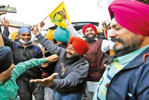 Farmers are dancing in joy after Modi decided to repeal the farm laws