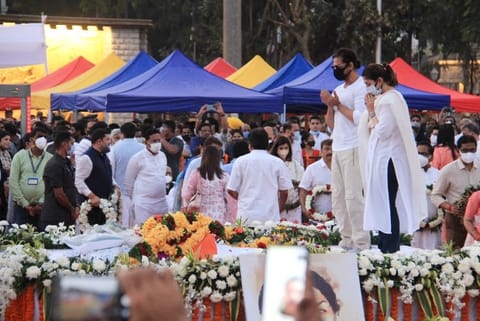 Shah Rukh Khan was seen praying with his hands raised who then blew his blessings on Lata