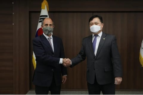 Tomas Ojea Quintana and Vice Unification Minister Choi Young-jun (Source: IANS)