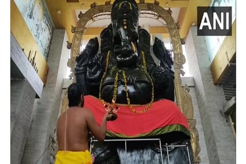 32-ft-tall Ganesha statue at Arulmigu Nanmai Tharum Vinayagar Kovil temple in Dindigul  (Source:ANI)