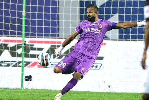 Bengal goalie Arindam taking a shoot. Image Courtesy: Twitter - @sc_eastbengal