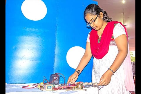 Sahaana Venkat showcases her project at Shaastra
