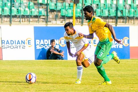 Tamil Nadu striker A Raegan goes past Kerala defender Rahul Raj (Photo: Justin George)