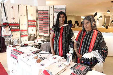Jaya Muthu and Tejamma display their shawls with toda embroidery (Photo:  Manivasagan N)