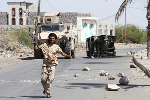 Top Yemen commander killed as rebels hit back